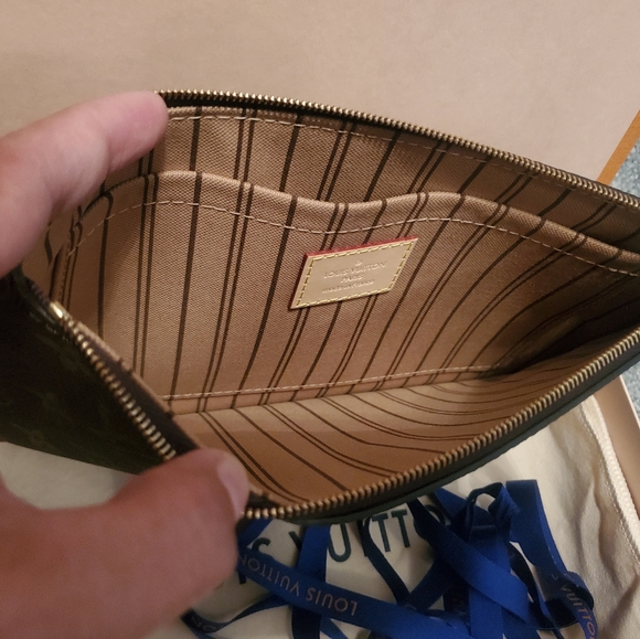 Louis Vuitton Wristlet Monogram - Picture 5 of 6